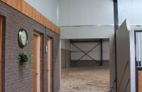 nieuwbouw manege met inpandige woning Ospel